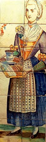 Maiden Carrying a Chocolate Saucer/ Una doncella llevando una mancerina